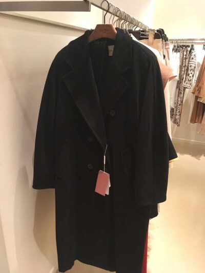 Maxmara madame??国现秒发42码黑色一件101801 长款大衣 超经典的款式不多说。国内3w+。意大利1800欧 法国2029欧。