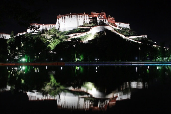 布达拉宫的夜景，雪域高原上最宏伟的建筑！