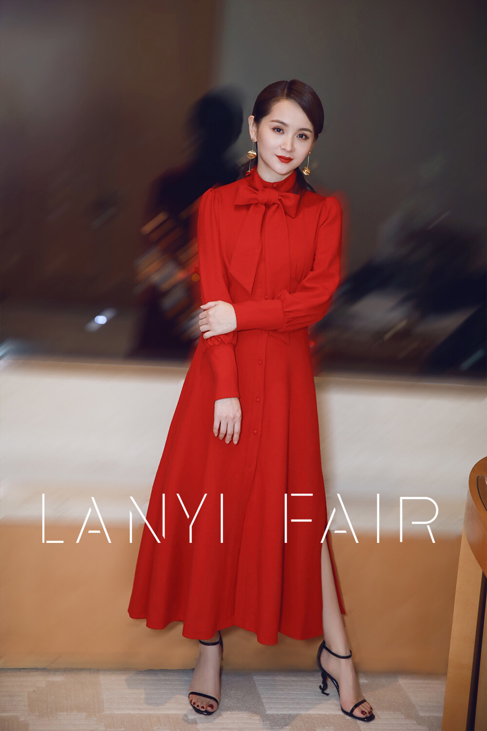 兰奕屋语LANYI FAIR “凡尔赛玫瑰” 羊毛衬衫裙。看《妈妈是超人》的时候，被邓莎和大麟子路奕麟Jason的亲子关系圈粉，懂得如何爱孩子的妈妈真的很美。 服装设计：兰奕 