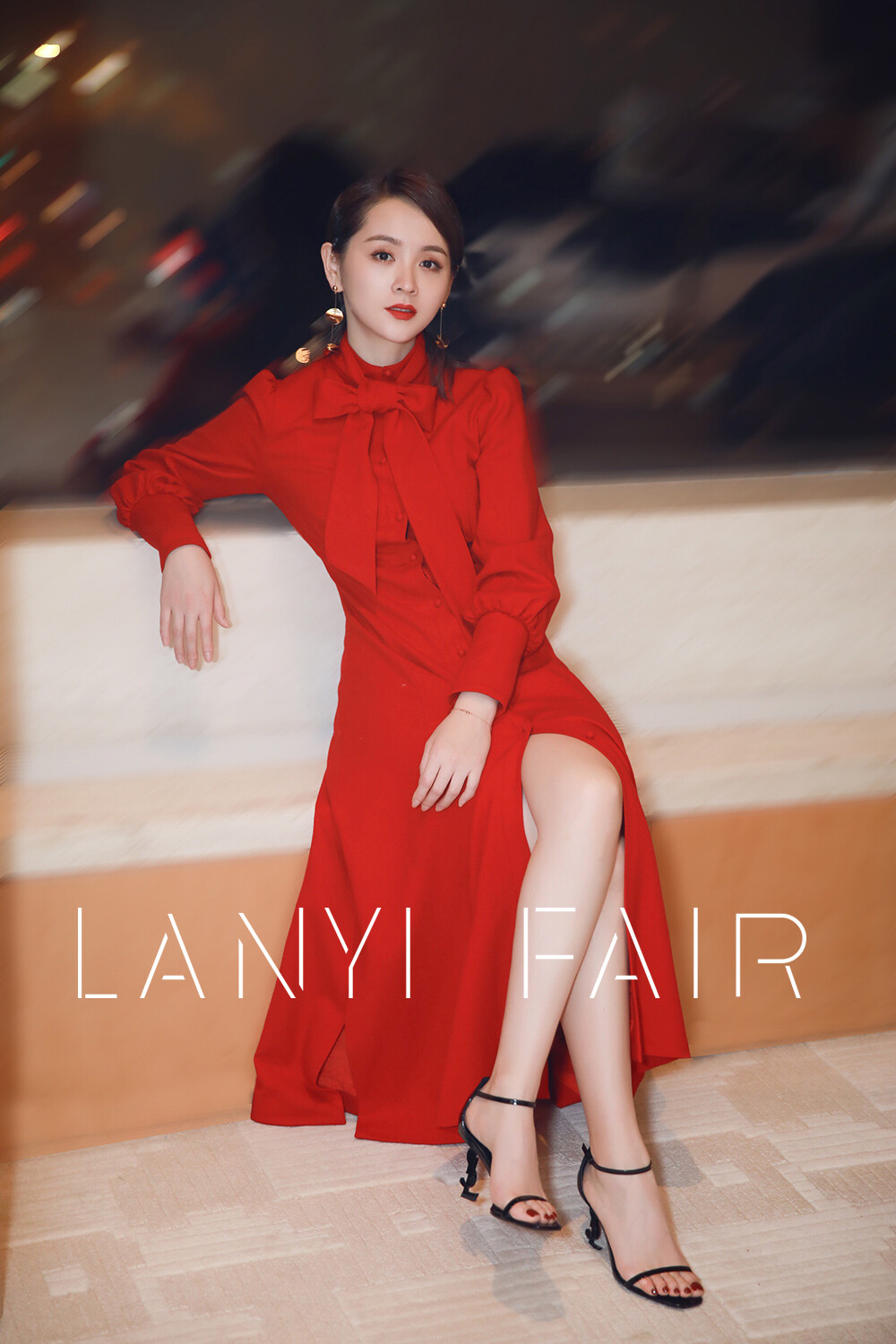 兰奕屋语LANYI FAIR “凡尔赛玫瑰” 羊毛衬衫裙。看《妈妈是超人》的时候，被邓莎和大麟子路奕麟Jason的亲子关系圈粉，懂得如何爱孩子的妈妈真的很美。 服装设计：兰奕 