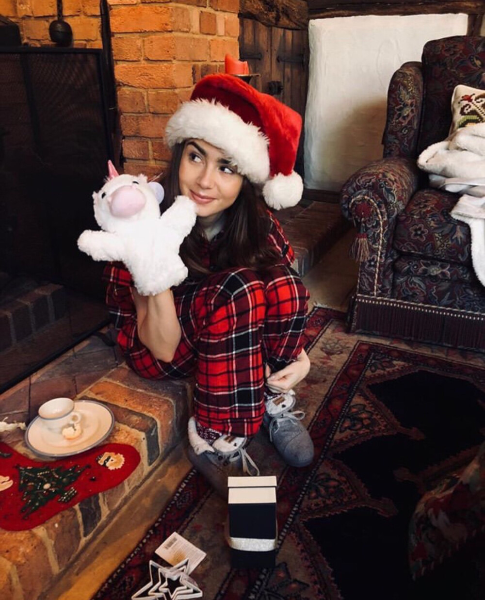 Lily Collins ins
Happy Christmas! Must have been extra nice this year to deserve some unicorn love...