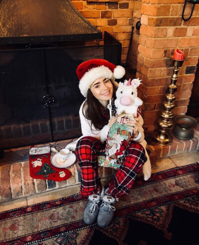 Lily Collins ins
Happy Christmas! Must have been extra nice this year to deserve some unicorn love...
