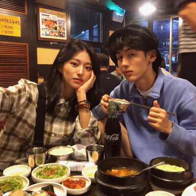 想离开的人，总是有千万种理由;想陪伴你的，怎么赶也赶不走
情侣头像
头像搬运工，图源网络，侵权致歉，微博图文更新，喜欢关注——暖柚说