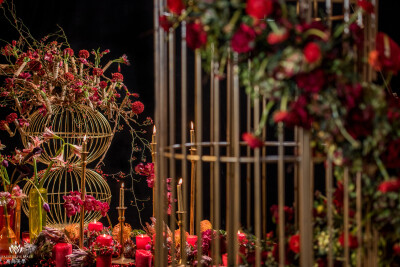 中国风的宴会设计
红色的灯笼
营造出浓浓的年味儿
金色竹子的构图
打造出传统的
天圆地方的中式风格
意境美