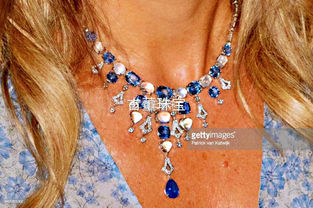 荷兰王后马克西玛参加了以她自己名字命名的慈善晚宴，佩戴了蓝宝石项链，由蓝宝石，月光石，还是钻石组成，蓝宝石成色不是顶级的矢车菊蓝，但设计很美。