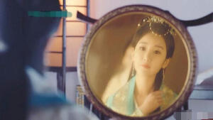 美人照镜，毛晓彤