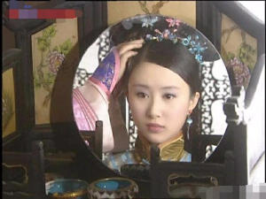 美人照镜，舒畅