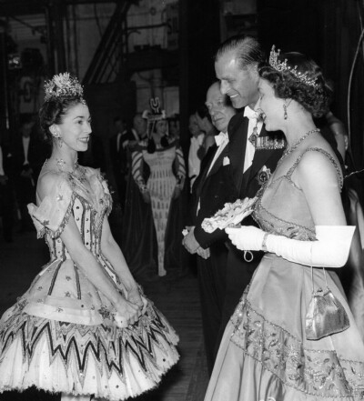 1958年皇家歌剧院百年庆典，女王接见著名芭蕾舞演员玛歌特-芳婷夫人 ​