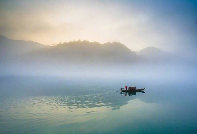 一叶轻舟双桨惊鸿水天清清湛波平