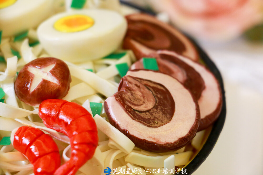 你以为这是拉面？
NO，这是蛋糕！