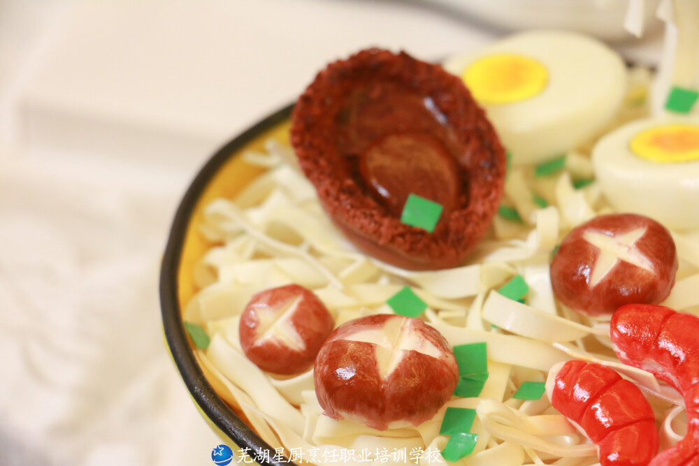 你以为这是拉面？
NO，这是蛋糕！