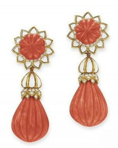 由钻石、珊瑚珍贵元素设计而成的红色坠子耳环。佳士得（Christie's）纽约2016秋季拍卖会