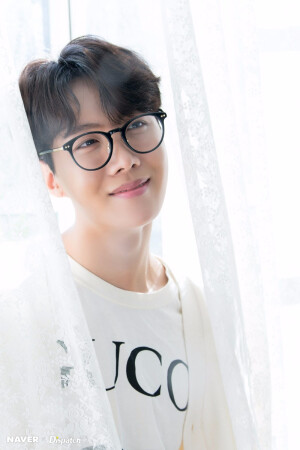 防弹少年团（BTS）、金南俊（Rap Monster）、金硕珍（Jin）、闵玧其（Suga）、郑号锡（J-hope）、朴智旻（Jimin）、金泰亨（V）、田柾国（Jung kook）
