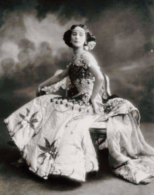 老照片I美人与珠宝
留存于黑白影像中的翩跹姿态…
Russian Ballet Dancer Anna Pavlova