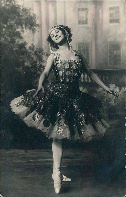 老照片I美人与珠宝
留存于黑白影像中的翩跹姿态…
Russian Ballet Dancer Anna Pavlova