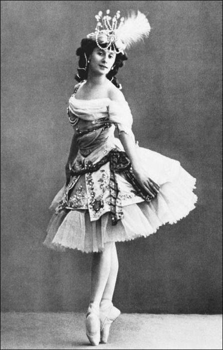 老照片I美人与珠宝
留存于黑白影像中的翩跹姿态…
Russian Ballet Dancer Anna Pavlova