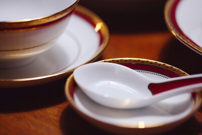 元旦迎新，让我们选一款带有中国节日气氛的餐具，来给美食加分吧！
纯白的瓷器配合栗红色，让我们的中餐餐具更具中国特色，让美食更加美味。