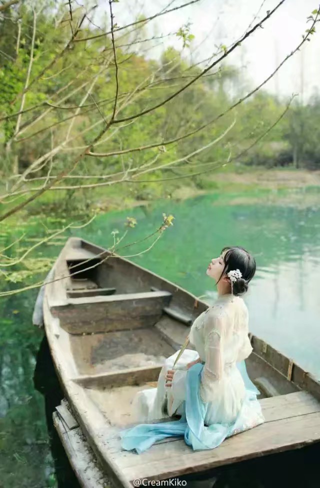 #惊鸿一瞥，再也忘不了的美人
by.奶盐 /侵删/