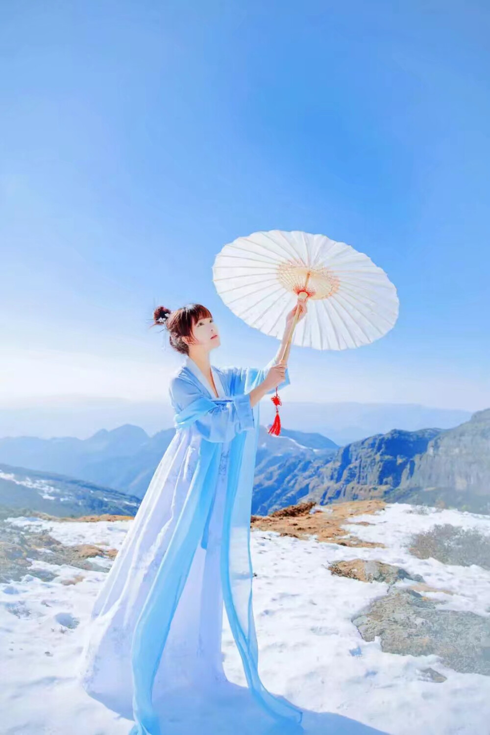 #惊鸿一瞥，再也忘不了的美人
by.奶盐 /侵删/