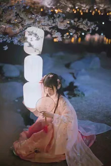 #惊鸿一瞥，再也忘不了的美人
by.奶盐 /侵删/