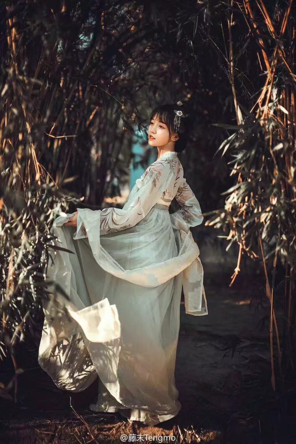 #惊鸿一瞥，再也忘不了的美人
by.奶盐 /侵删/