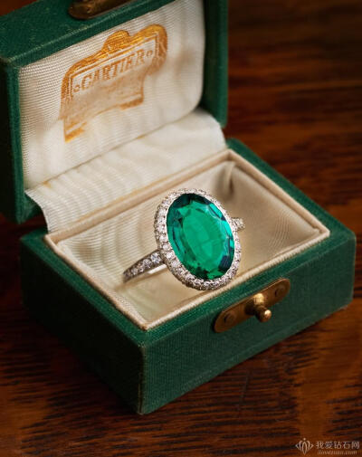卡地亚（Cartier）哥伦比亚祖母绿戒指，1910年。主石为一颗3ct的椭圆形切割祖母绿，微油处理，主石周围点缀小颗钻石，戒托由铂金制作。2017年11月19日，加拿大拍卖行Dupuis将在多伦多举行Important Jewels珠宝拍卖