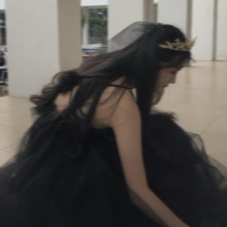 自截自调 二传注明
黑色婚纱是穿给最爱的人啊(=^^=)
