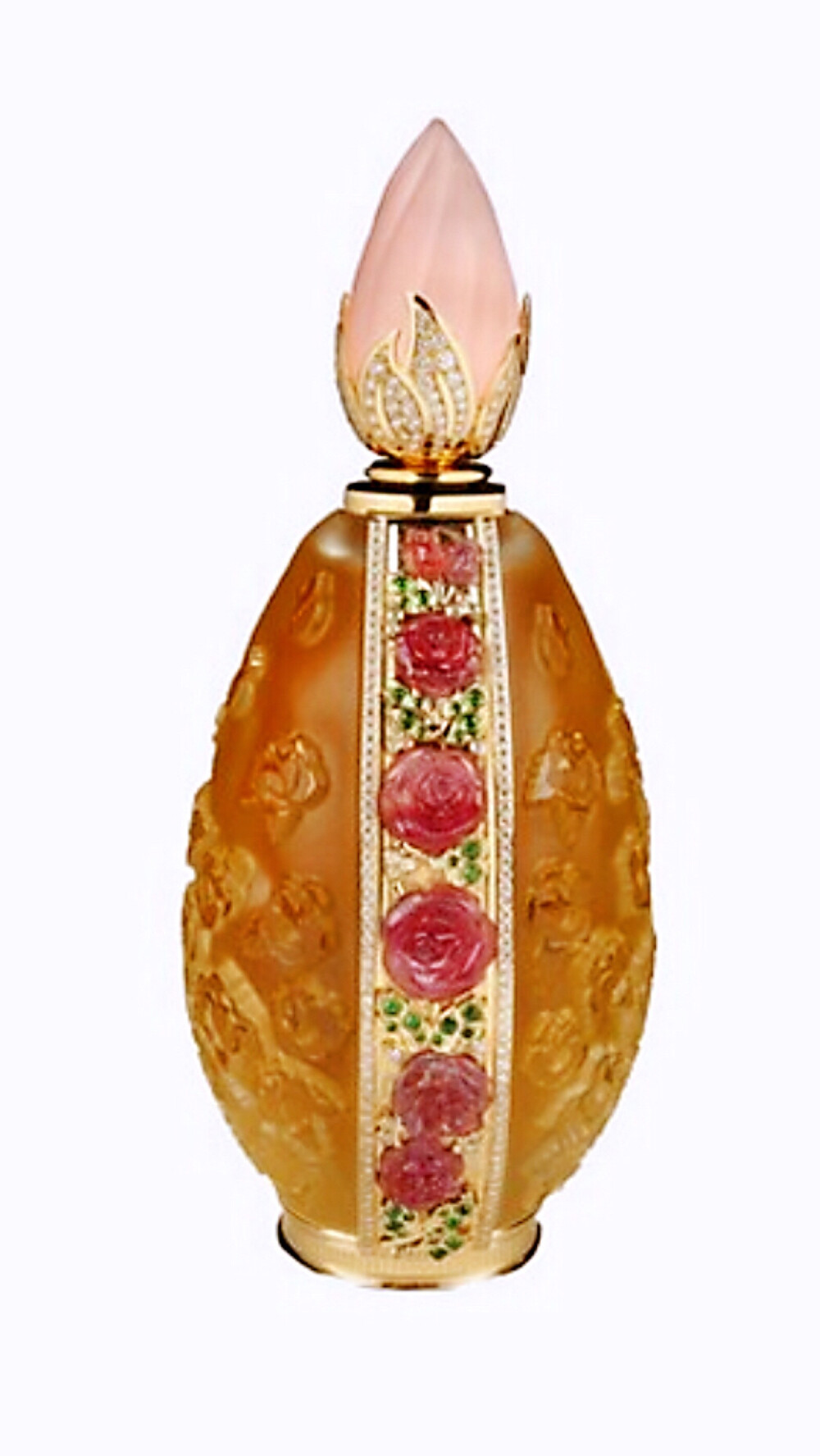 2014年发布的「L'Oeuf」香水，瓶身设计为鹅蛋形轮廓，表面可以看到立体的花朵造型雕纹，瓶身两侧搭配黄金饰边，作为钻石、彩宝与宝石雕花的衬底，瓶盖则设计为花苞造型，由4枚金叶托起一颗圆润的粉色宝石，散发出自然生命力。