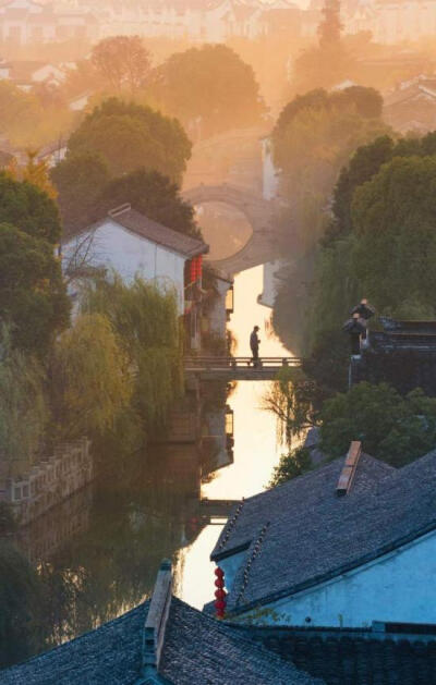 长亭外，古道边，芳草碧连天。 晚风拂柳笛声残，夕阳山外山。 天之涯，地之角，知交半零落。 一壶浊酒尽余欢，今宵别梦寒。_天国的嫁衣 - 美丽鸟