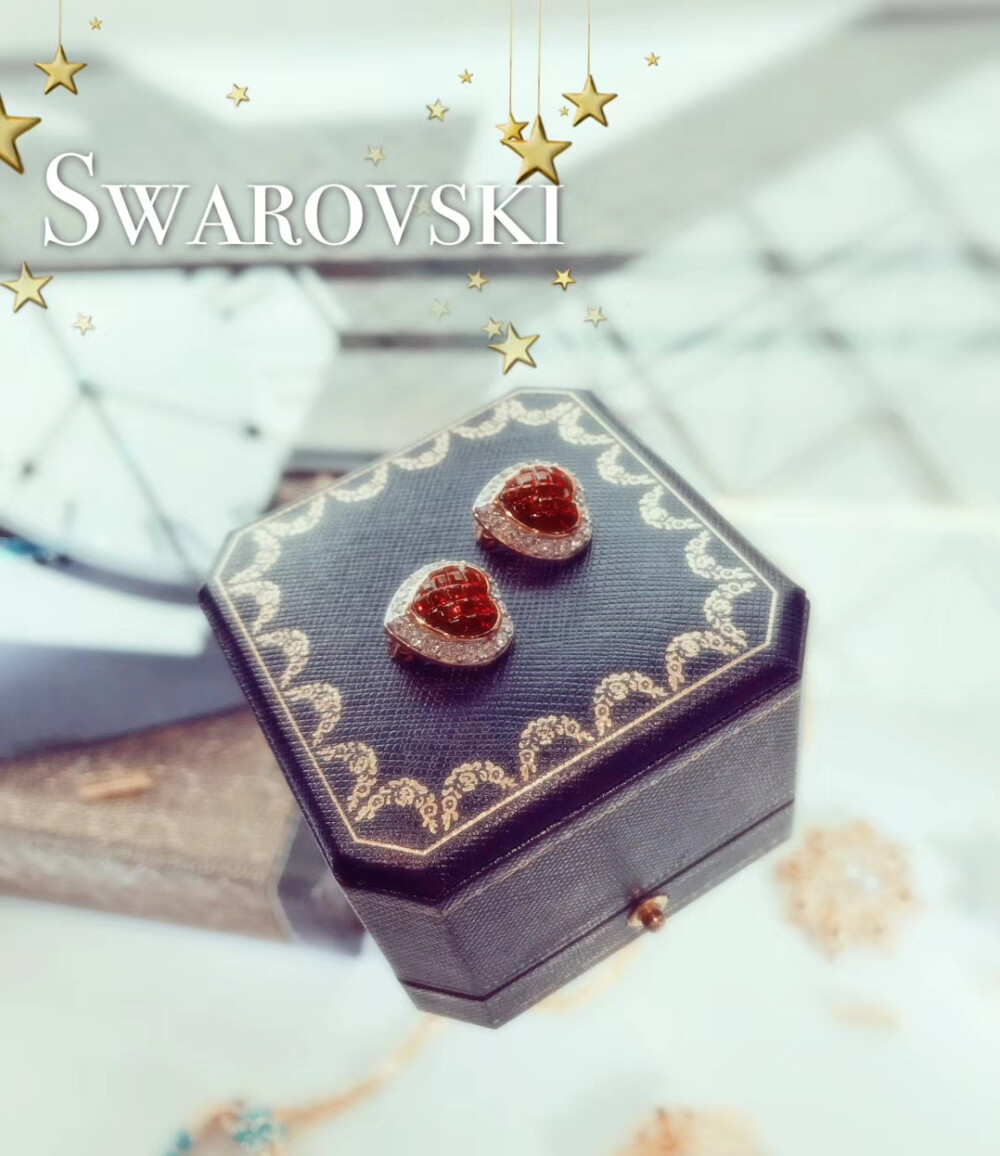 Swarovski施华洛世奇
中国红水晶耳夹，古款密嵌工艺，70年代全新保存品
质感造型都非常出众，大小适中
年底各种聚会的最佳拍档
新年了，就应该红红火火讨个好彩头