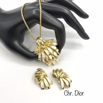 Chr. Dior 迪奥
珐琅彩釉套装
以凤尾兰为设计灵感
层次分明 工艺精湛 造型优美