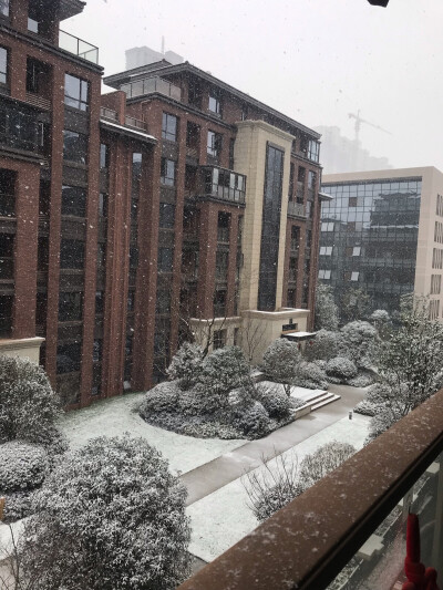 难得一见南昌大雪纷飞。
再大的雪也抵挡不住业主找我们量房的热情，业主这么大雪还出门约我们，一定是真爱[偷笑]，新力龙湾洋房测量结束。#南昌装修公司