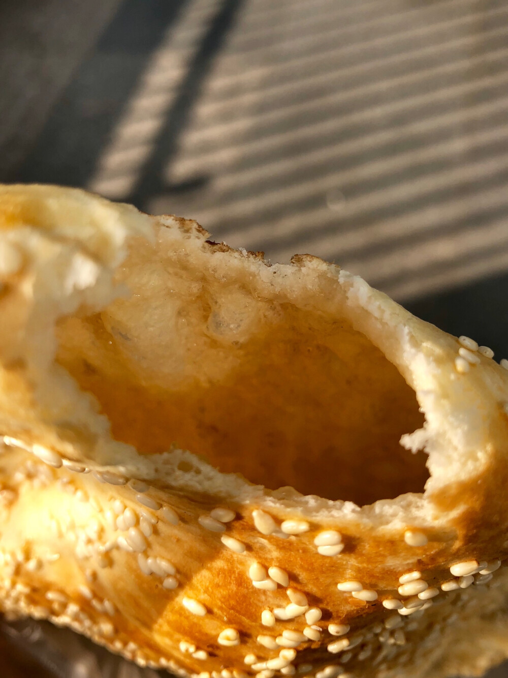 我觉得回国寒假最开心的事情 就是吃了这个薄脆冒热气的甜烧饼 一口