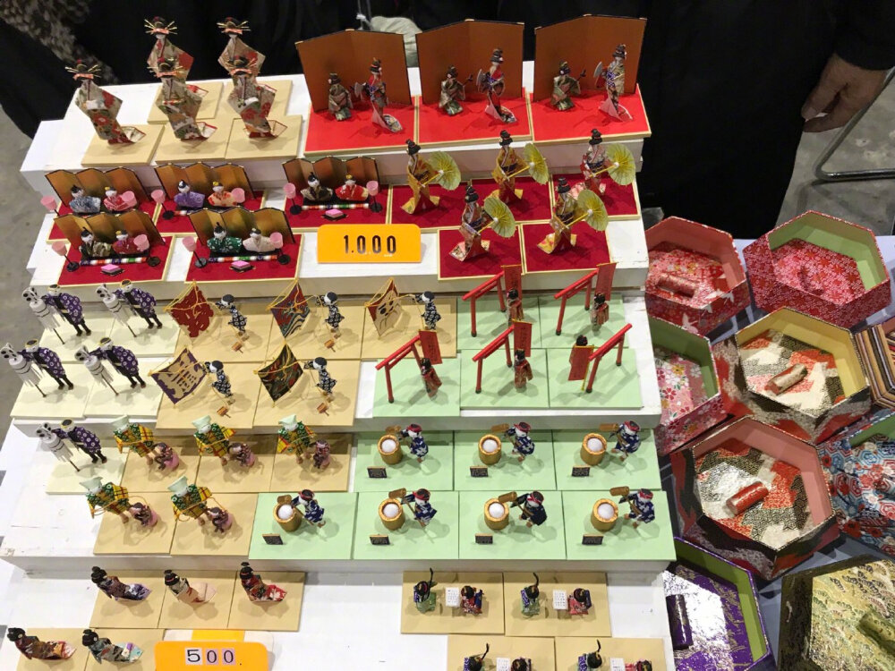 C95 参加了20余年Comiket的一对80多岁老夫妻制作的纸人形 (twi:Ani_9_)