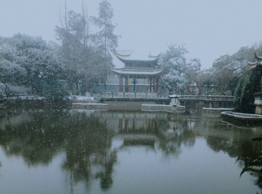 晚來天慾雪，能飲一杯無。(ヾﾉ･ω･`)一個南方人的快樂。