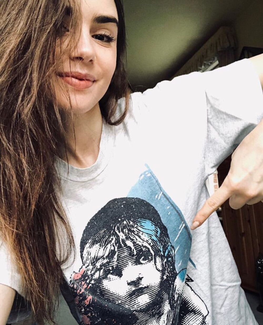 Lily Collins ins
Representing #LesMisérables in my vintage tee seemed appropriate for tonight!...