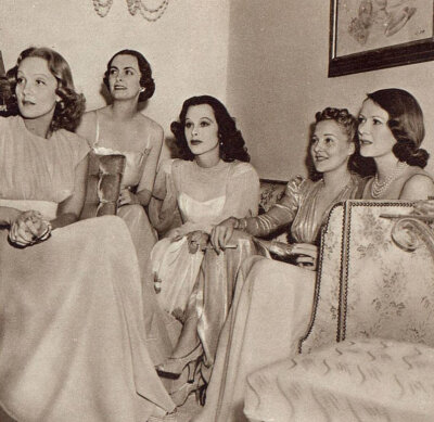 Marlene Dietrich, Gladys Peabody, Hedy Lamarr, Pat Paterson and Sylvia Ashley listening to Richard Tauber sing, 1939 ​​​