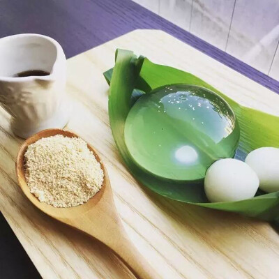 水信玄餅是由信玄饼衍生出来的。相传战国时期甲斐的大名武田信玄在出战时，经常将由糯米粉和糖制成的点心作为自己的储备粮，所以后来这类点心就被人们命名为信玄餅。
