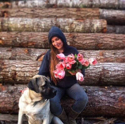 Erika Stephens在华盛顿州的奥林匹克半岛（Olympic Peninsula）经营着一个小型鲜花农场。正如她在 Instagram 自我介绍中写的那样，她一直对“土壤、种子和花朵”爱得深沉。
