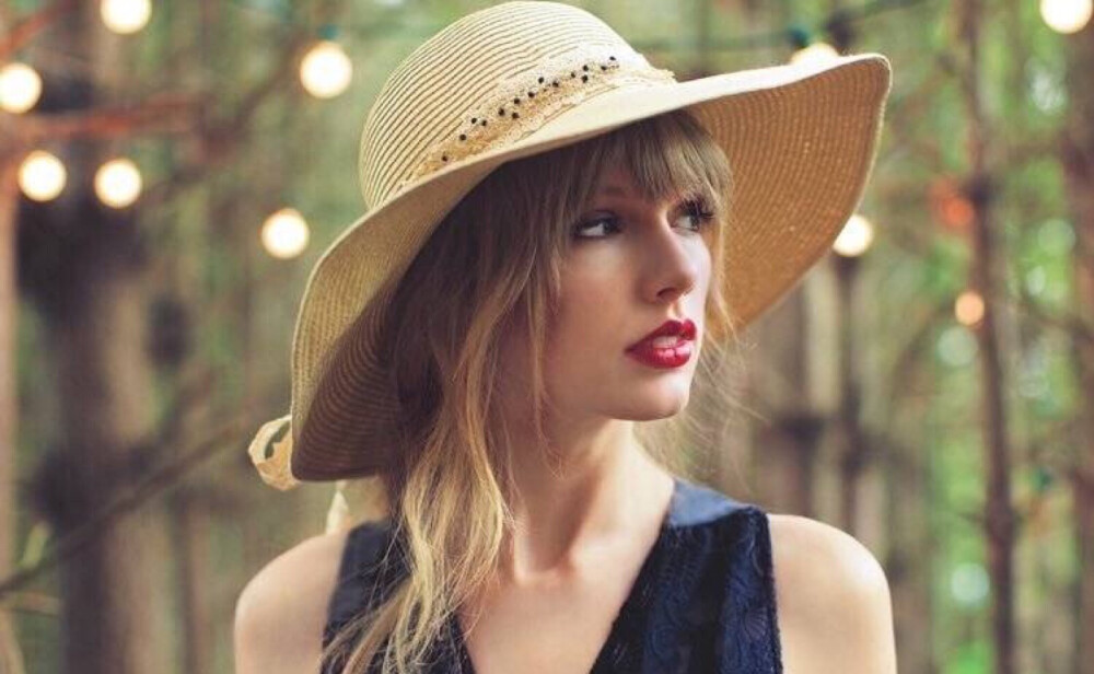 Taylor swift——Loving him is like trying to change your mind once you're already flying through the free fall
爱他的感觉犹如坠入深渊时却寻不到回路
Like the colors in autumn so bright just before they lose it all
犹如秋天那抹在失色黯淡前无比艳丽的彩幕