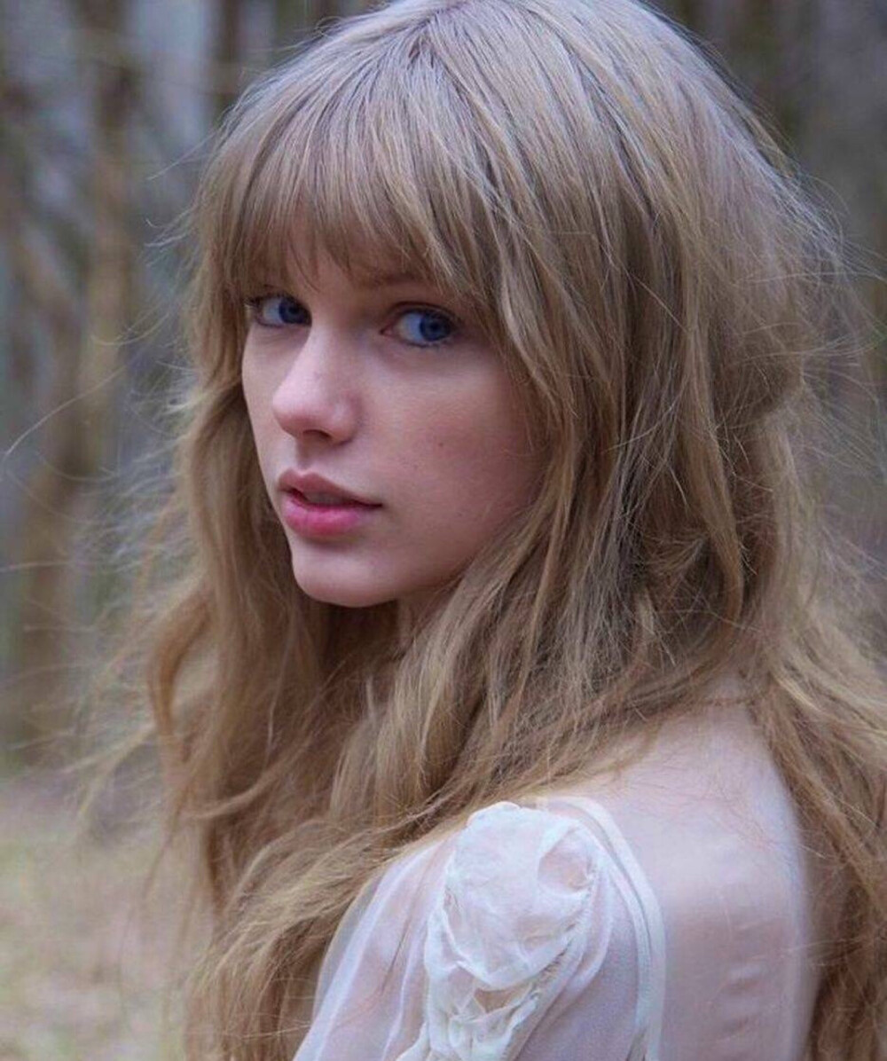 Taylor swift——Loving him is like trying to change your mind once you're already flying through the free fall
爱他的感觉犹如坠入深渊时却寻不到回路
Like the colors in autumn so bright just before they lose it all
犹如秋天那抹在失色黯淡前无比艳丽的彩幕