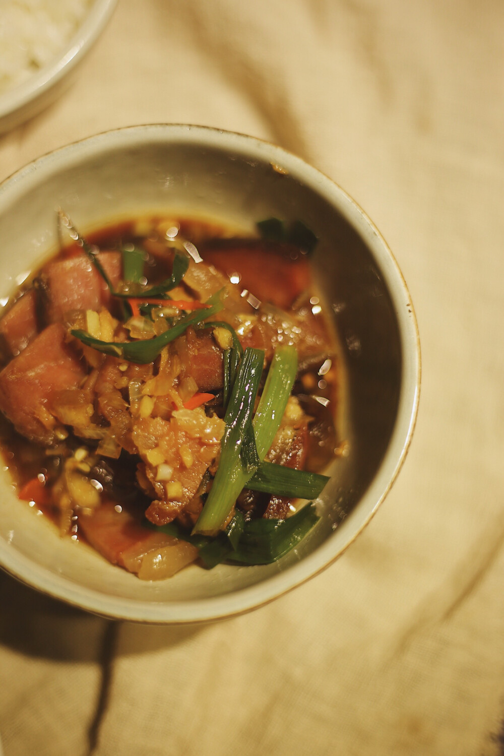 早上买菜备餐、打包发货，忙忙碌碌，来不及给自己做午餐，客人用餐之后给自己简单的补做了一份。白灼几根秋葵，蘸汁吃。用过的热水拿来蒸腊肉，腊肉切薄片，加蒜末、葱段、干辣椒、料酒、生抽、白糖入锅蒸20分钟。蒸肉的间隙洗几片白菜，切粗条，用猪油炒，又香又甜。再配上一碗参鸡汤，完美的解决了一顿迟到的午餐。