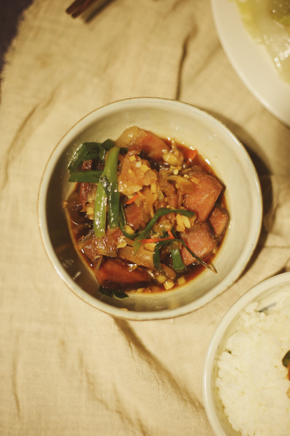 早上买菜备餐、打包发货，忙忙碌碌，来不及给自己做午餐，客人用餐之后给自己简单的补做了一份。白灼几根秋葵，蘸汁吃。用过的热水拿来蒸腊肉，腊肉切薄片，加蒜末、葱段、干辣椒、料酒、生抽、白糖入锅蒸20分钟。蒸肉的间隙洗几片白菜，切粗条，用猪油炒，又香又甜。再配上一碗参鸡汤，完美的解决了一顿迟到的午餐。