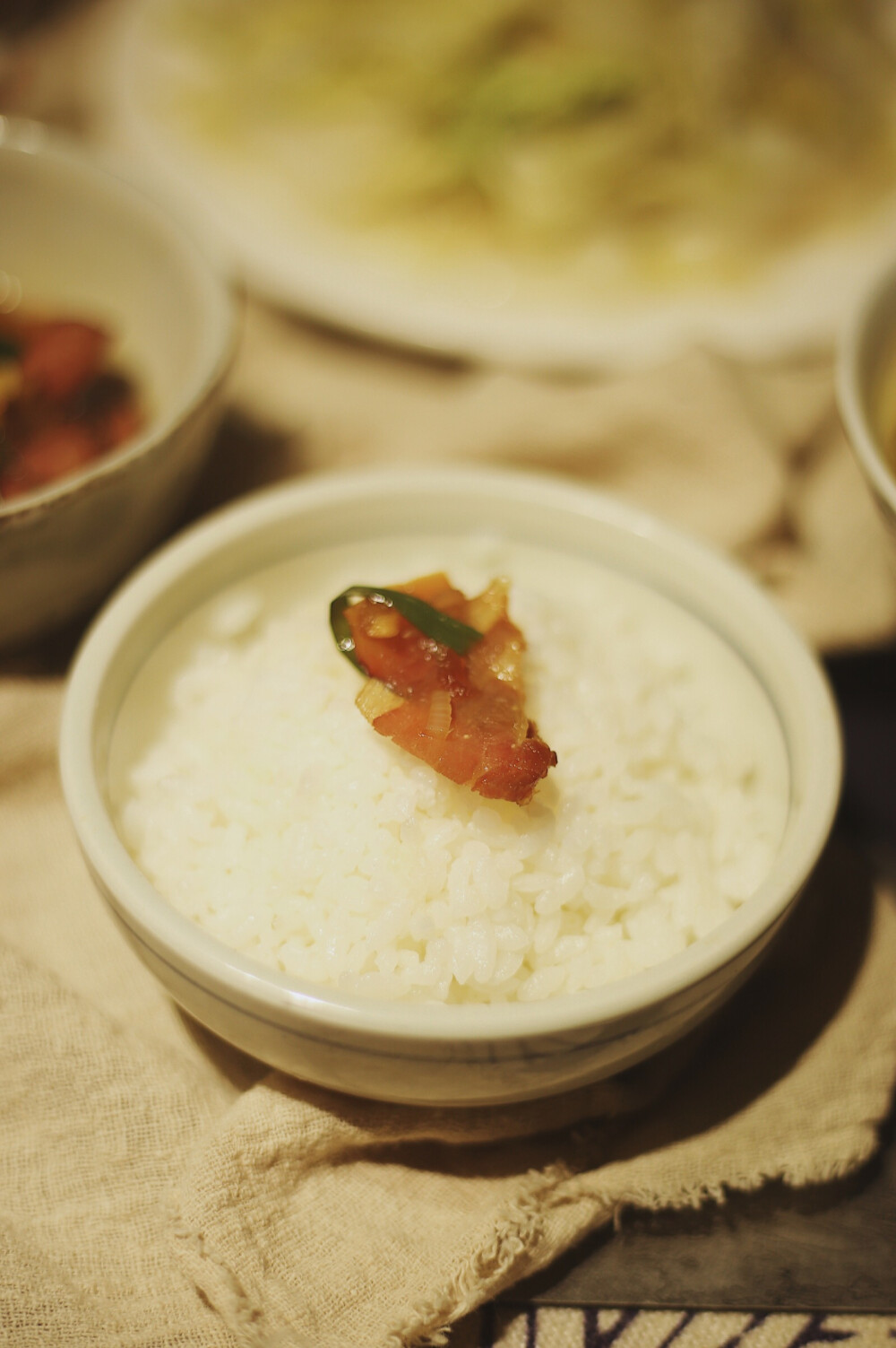 早上买菜备餐、打包发货，忙忙碌碌，来不及给自己做午餐，客人用餐之后给自己简单的补做了一份。白灼几根秋葵，蘸汁吃。用过的热水拿来蒸腊肉，腊肉切薄片，加蒜末、葱段、干辣椒、料酒、生抽、白糖入锅蒸20分钟。蒸肉的间隙洗几片白菜，切粗条，用猪油炒，又香又甜。再配上一碗参鸡汤，完美的解决了一顿迟到的午餐。