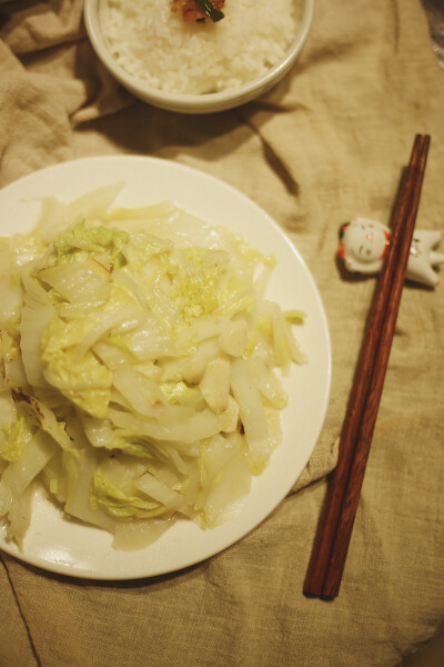 早上买菜备餐、打包发货，忙忙碌碌，来不及给自己做午餐，客人用餐之后给自己简单的补做了一份。白灼几根秋葵，蘸汁吃。用过的热水拿来蒸腊肉，腊肉切薄片，加蒜末、葱段、干辣椒、料酒、生抽、白糖入锅蒸20分钟。蒸…