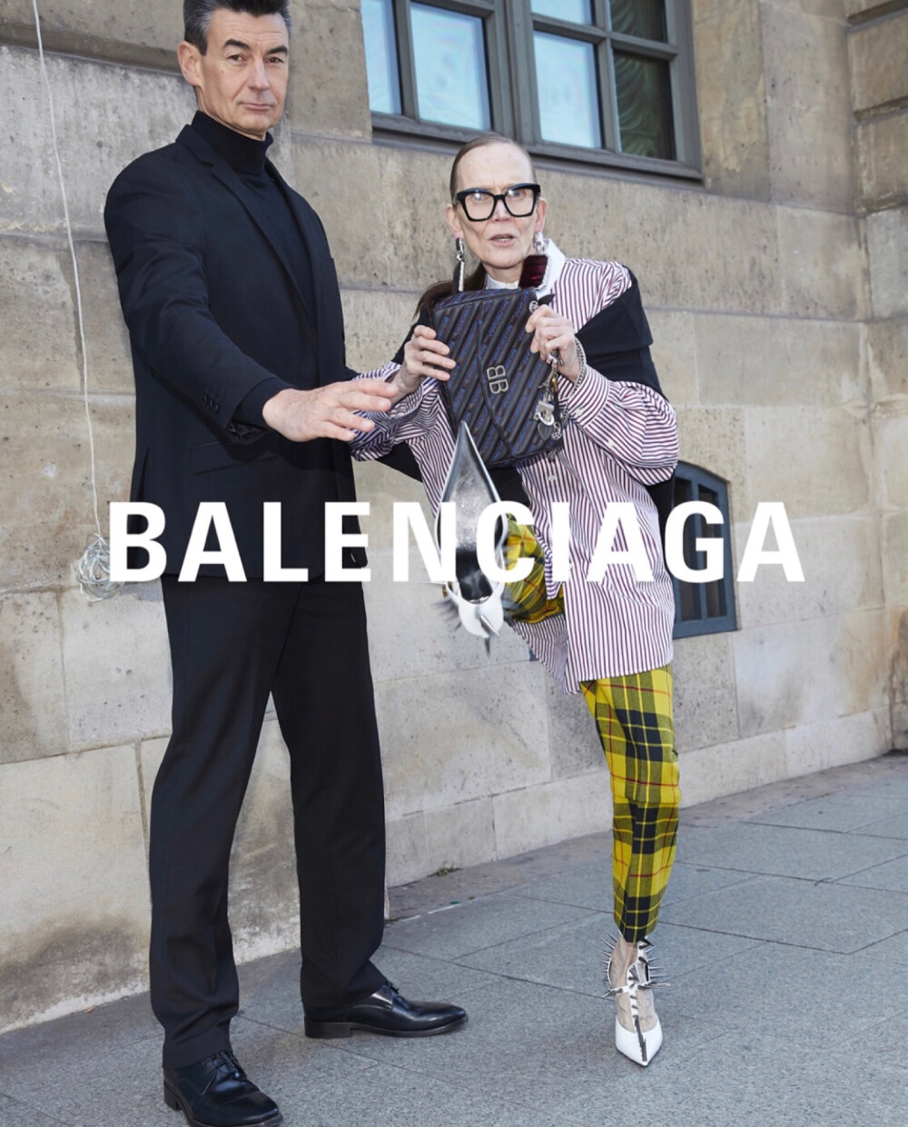 Fashion event | Balenciaga 18春夏女装系列广告大片
广告中，模特们身着巴黎世家春夏新款女装遮挡镜头、迅速逃跑、掩面，甚至怒踹狗仔，上演了一出“明星躲避狗仔”的精彩戏码。颇具现代感设计的BB ROUND手袋或成为下一季大热包袋。
摄影: Bestimage Agency
造型: Lotta Volkova ​​​