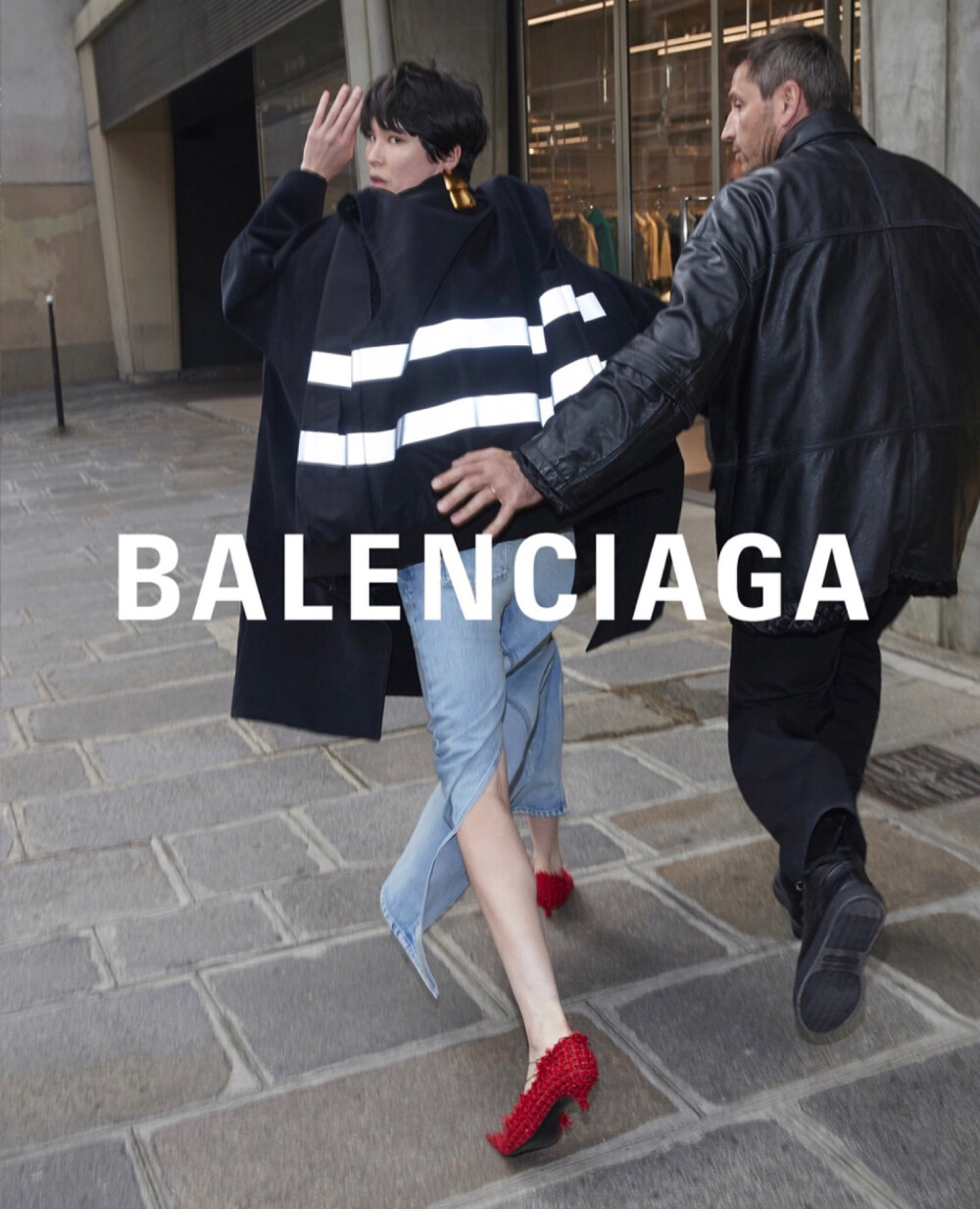 Fashion event | Balenciaga 18春夏女装系列广告大片
广告中，模特们身着巴黎世家春夏新款女装遮挡镜头、迅速逃跑、掩面，甚至怒踹狗仔，上演了一出“明星躲避狗仔”的精彩戏码。颇具现代感设计的BB ROUND手袋或成为下一季大热包袋。
摄影: Bestimage Agency
造型: Lotta Volkova ​​​