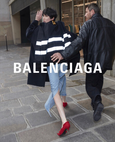 Fashion event | Balenciaga 18春夏女装系列广告大片
广告中，模特们身着巴黎世家春夏新款女装遮挡镜头、迅速逃跑、掩面，甚至怒踹狗仔，上演了一出“明星躲避狗仔”的精彩戏码。颇具现代感设计的BB ROUND手袋或成为…