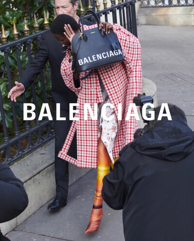 Fashion event | Balenciaga 18春夏女装系列广告大片
广告中，模特们身着巴黎世家春夏新款女装遮挡镜头、迅速逃跑、掩面，甚至怒踹狗仔，上演了一出“明星躲避狗仔”的精彩戏码。颇具现代感设计的BB ROUND手袋或成为…