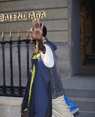 Fashion event | Balenciaga 18春夏女装系列广告大片
广告中，模特们身着巴黎世家春夏新款女装遮挡镜头、迅速逃跑、掩面，甚至怒踹狗仔，上演了一出“明星躲避狗仔”的精彩戏码。颇具现代感设计的BB ROUND手袋或成为…